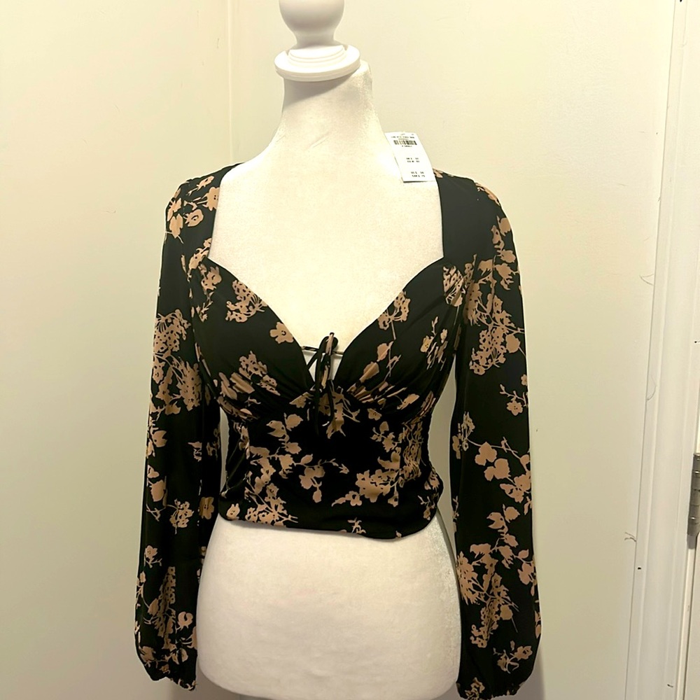 NWT XS trendy Abercrombie and fitch blouse black with pinky/beige flowers
